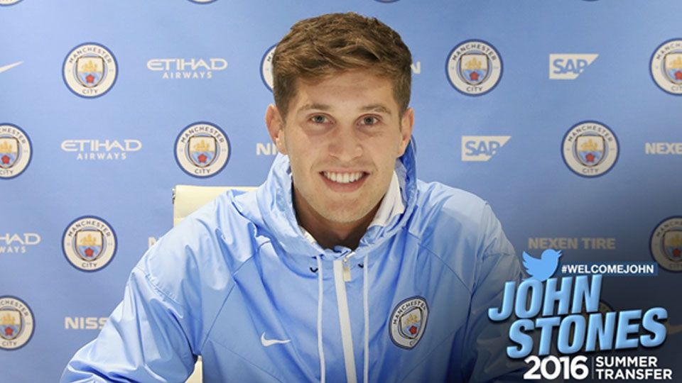 John Stones, saat didatangkan Man City pada jendela transfer musim panas lalu. Copyright: © 